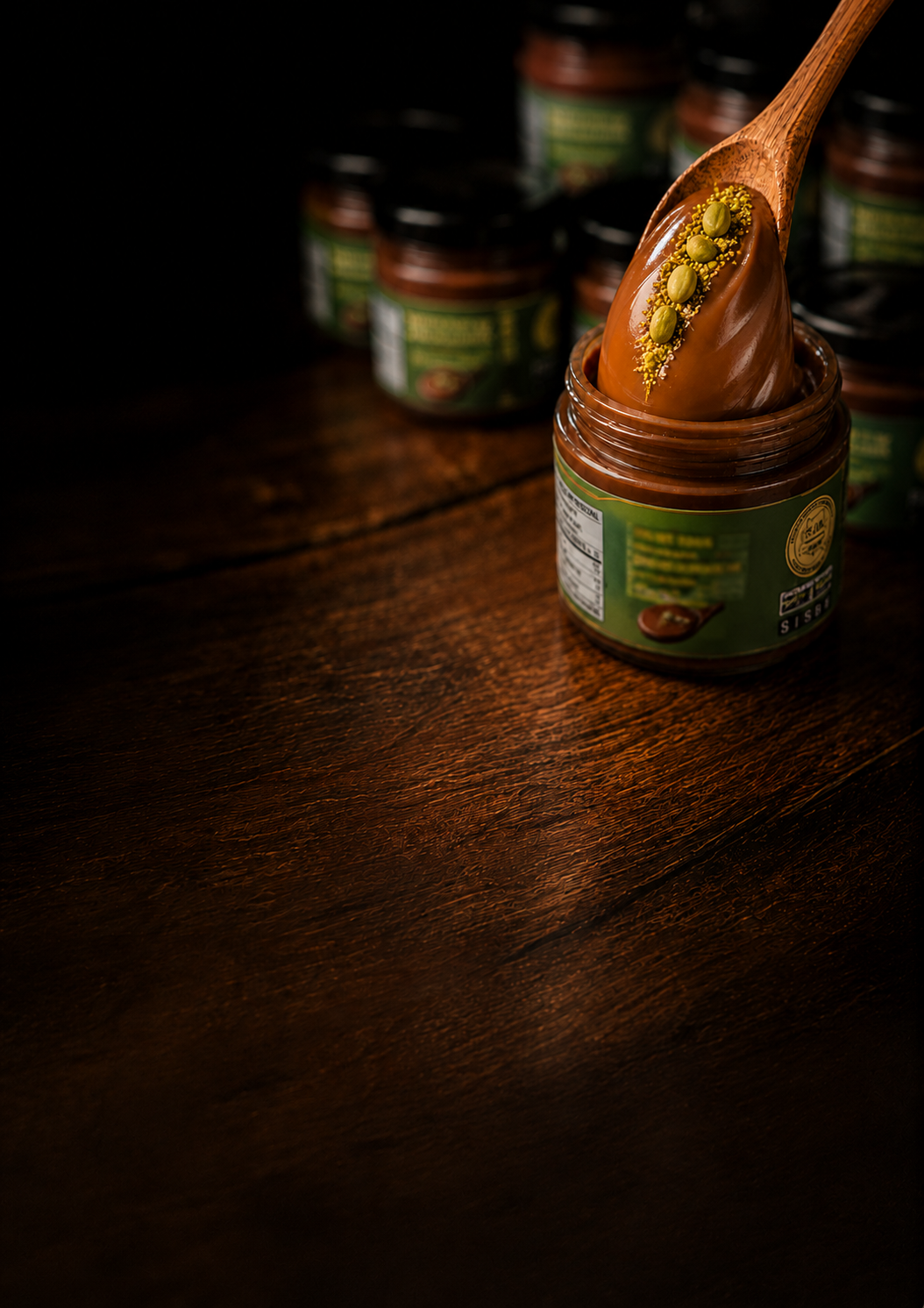 Doce de leite DUMILK com pistache servido em colher de madeira